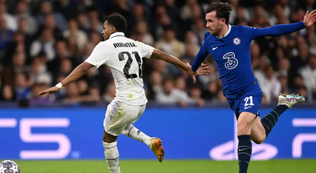 Chilwell kéo ngã Rodrygo.