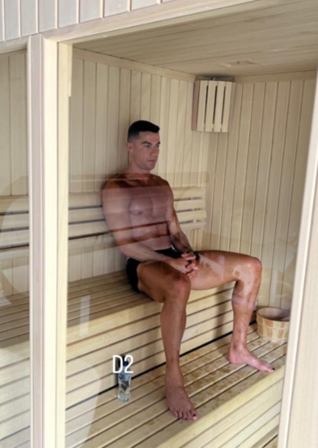 fans wonder if ‘they missed something’ after seeing unusual thing in Cristiano Ronaldo’s sauna snap - Bóng Đá