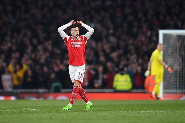 Martinelli có cú sút trái phá.