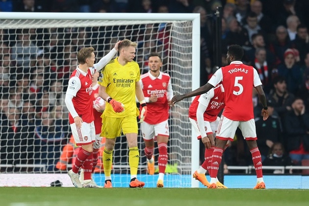 Arsenal để thủng lưới ngay phút thứ 1.