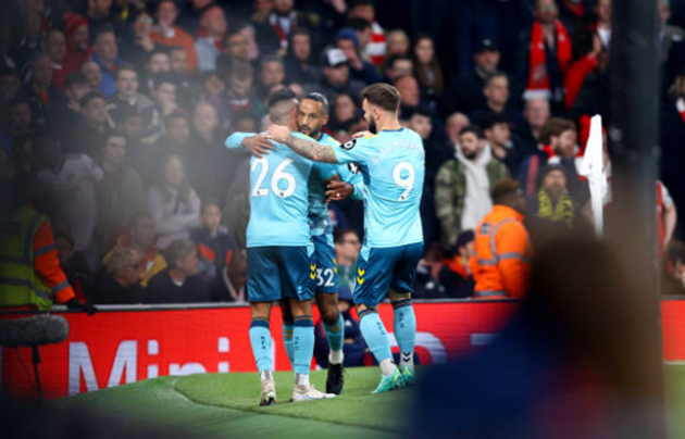 Walcott nâng tỷ số lên 2-0 cho đội khách.