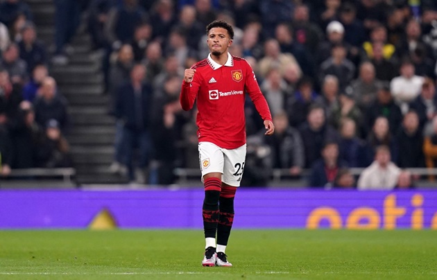 Phút thứ 7, Man United hái quả ngọt. Xuất phát từ tình huống phối hợp với Marcus Rashford, Jadon Sancho dẫn bóng tự tin trước khi tung cú sút quyết đoán, xé lưới Tottenham.