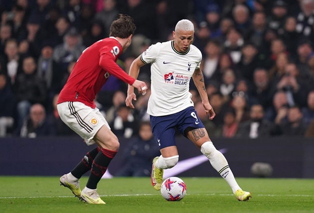 Tottenham nỗ lực tìm kiếm bàn thắng. Tuy nhiên, họ thiếu đi sự sắc bén ở khâu dứt điểm cuối cùng. Lần lượt những Richarlison, Perisic đều bỏ lỡ cơ hội đáng tiếc. Tottenham phải trả giá cho sự phung phí của mình ngay sau đó.