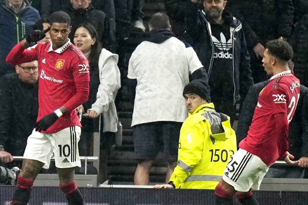 Phút 44, Rashford nâng tỷ số lên 2-0 cho Man United. Xuất phát từ pha chuyền bóng đẳng cấp của Bruno Fernandes, Rashford đi bóng tự tin, tìm thấy khoảng trống trước khi sút tung lưới Tottenham.