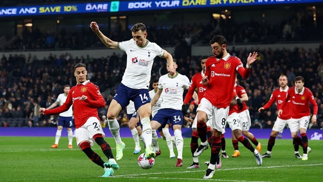 Bước sang hiệp 2, cục diện trận đấu xoay chuyển nhanh chóng. Tottenham liên tục gây sức ép về khung thành David de Gea. Perisic cùng các đồng đội mang đến nhiều rắc rối cho hàng thủ Man United.