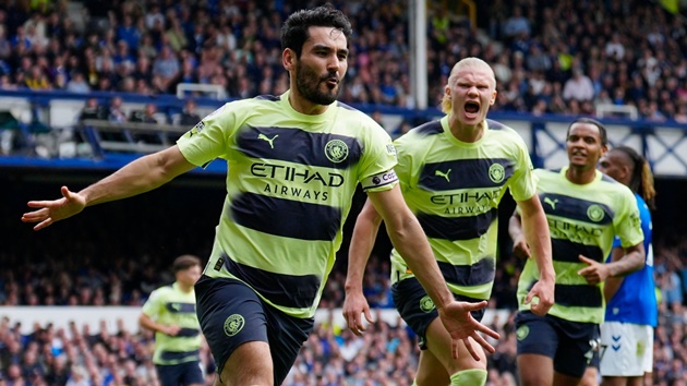 Man City tăng tốc, vượt mặt Arsenal.