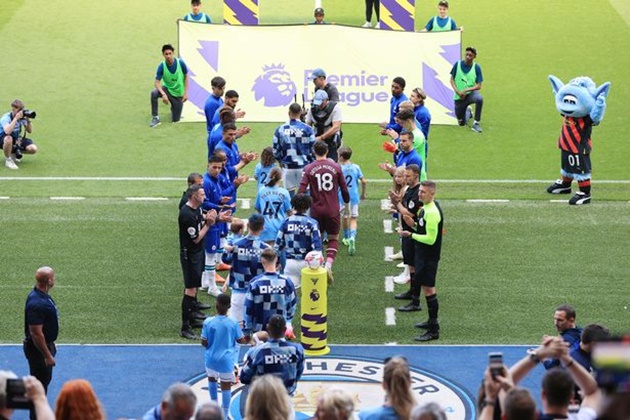 Chelsea chào đón nhà vô địch.