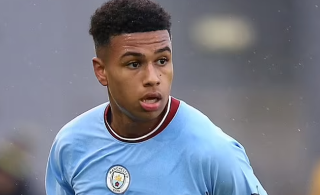 Shea trong màu áo Man City.
