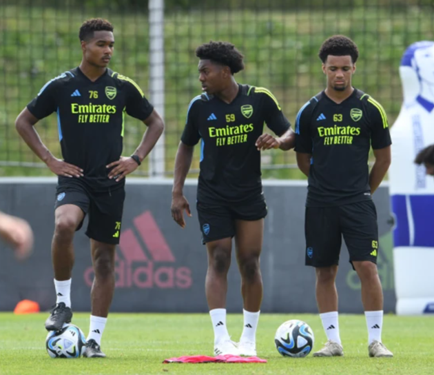 3 thần đồng Arsenal xuất hiện trên sân tập
