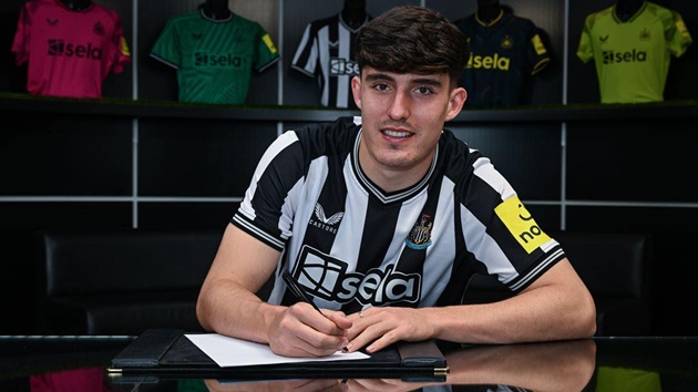 Newcastle United sign Valentino Livramento - Bóng Đá