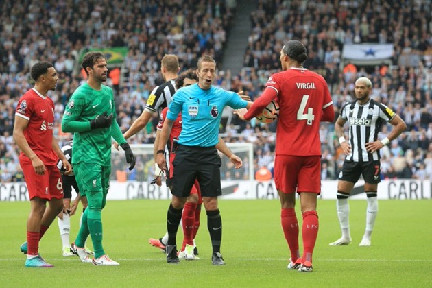Gary Neville slams ‘rash’ Virgil van Dijk after red card against Newcastle - Bóng Đá