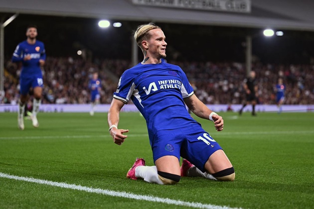 Mudryk giải tỏa cơn khát bàn thắng.