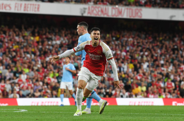 Man City tụt lại phía sau Arsenal tại Premier League.