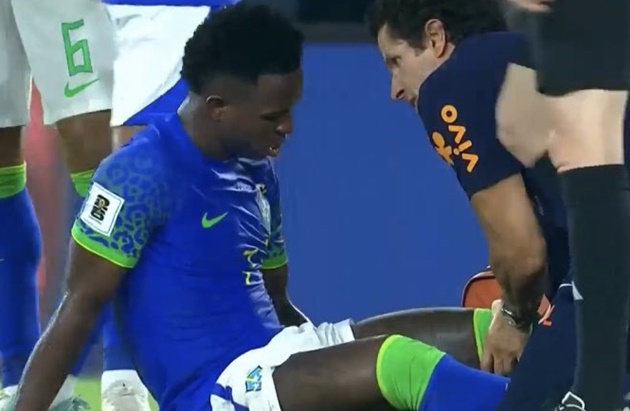 Vinicius: “I got hit, and it hurts. I will have tests in the next 24 hours”. - Bóng Đá