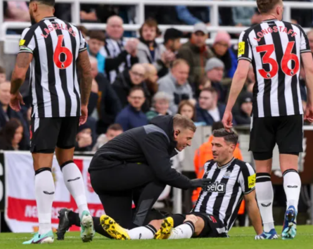 Eddie Howe provides Newcastle injury update on Fabian Schar, Joelinton and Alexander Isak - Bóng Đá