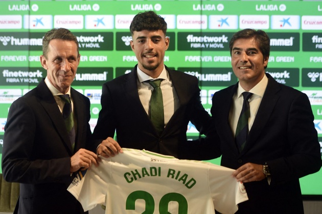 Romano: arcelona want to trigger €7m buy back clause for Chadi Riad - Bóng Đá