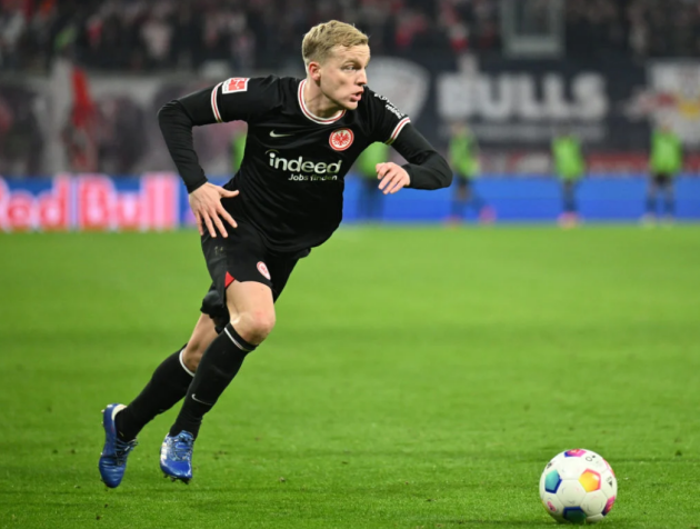 Manchester United loan midfielder praised after ‘very good’ debut and shows new side of his game (Van de Beek) - Bóng Đá