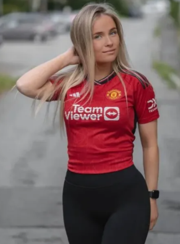 Man Utd’s sexiest fan shows off curves in barely-there bikini on Bali holiday as fans say ‘that’s my future wife’ - Bóng Đá