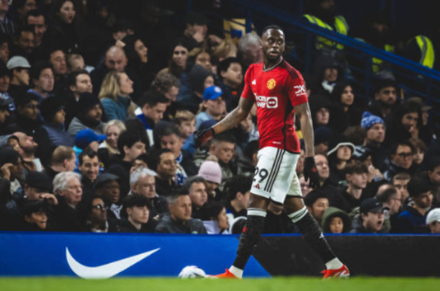 Aaron Wan-Bissaka - 7 điểm. Wan-Bissaka có ngày thi đấu năng nổ, tràn đầy năng lượng, có các tình huống 1 chọi 1 với Mykhaylo Mudryk. Wan-Bissaka có 2 pha phá bóng chính xác, 3 cú tắc bóng chính xác, 4 lần đánh chặn thành công......