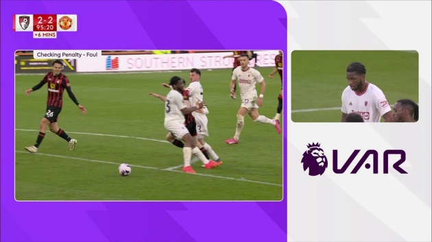 VAR xác định điểm phạm lỗi nằm bên ngoài vòng cấm địa Man United.