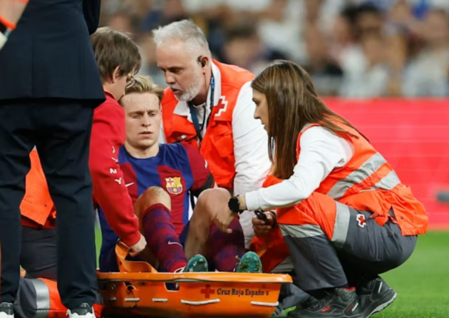 Key Barcelona midfielder suffers worrying injury in El Clasico - Bóng Đá