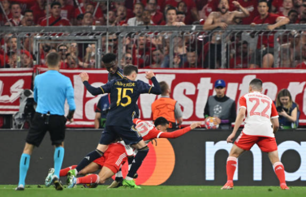 Tình huống dẫn đến quả 11m cho Bayern Munich.