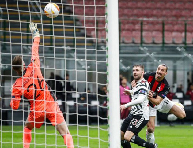 Cận cảnh pha cứu thua của Henderson sau cú đánh đầu của Ibra.