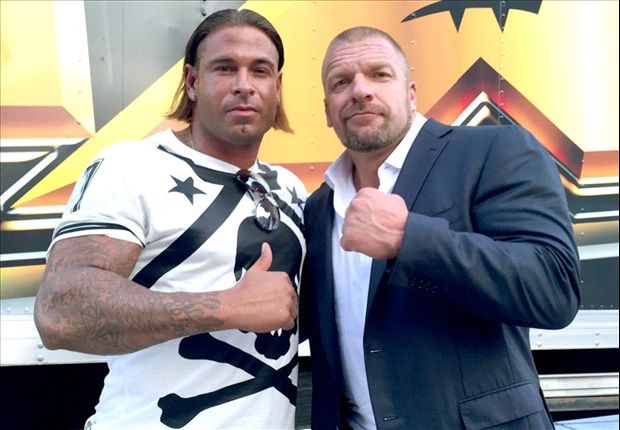 Cựu tuyển thủ Đức chính thức gia nhập WWE