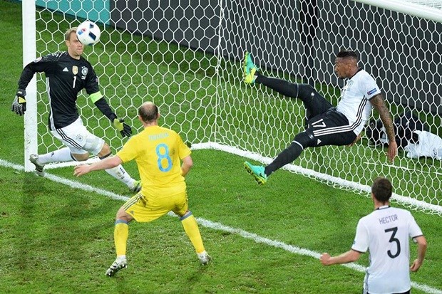 Boateng muốn Đức ghi công... đôi chân dài của mình