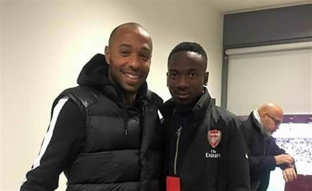 Nwakali và huyền thoại Henry của Arsenal. Ảnh: Internet.