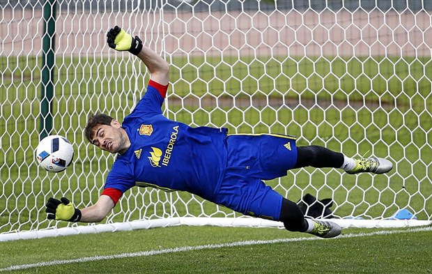 CĐV ủng hộ Casillas bắt chính thay De Gea