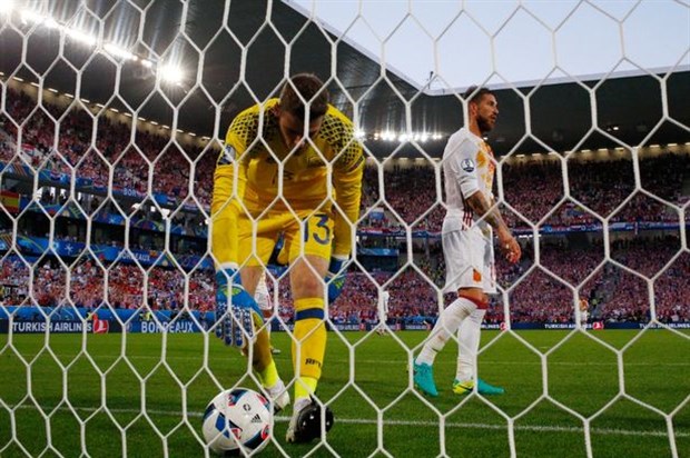 TBN mất ngôi đầu, Del Bosque bảo vệ De Gea
