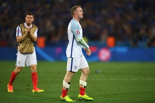 Học theo Messi, Rooney tính chuyện giải nghệ?