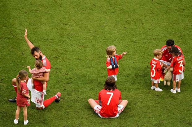 UEFA cảnh báo sao Xứ Wales về việc bế con vào sân