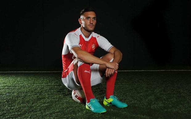 Góc Arsenal: Perez chỉ là canh bạc tuyệt vọng của Giáo sư?