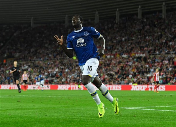Ở tuổi 23, Ronaldo cũng phải 'xách dép' Lukaku 
