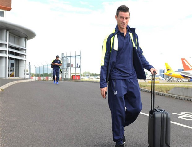 Chùm ảnh: Koscielny vẫn 'đẹp trai' khi lên đường sang Paris cùng Arsenal