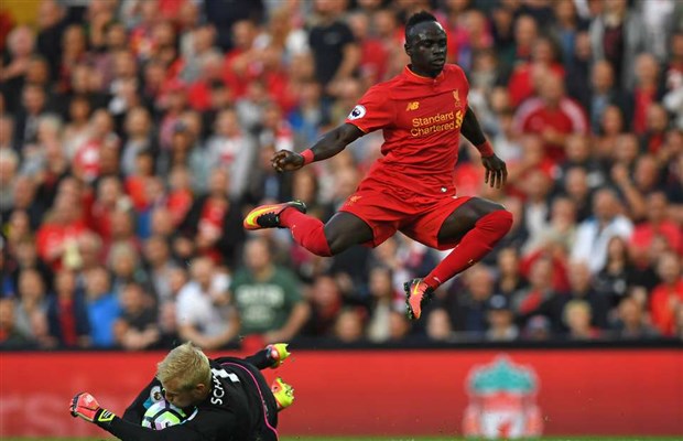 'Hăng máu', huyền thoại Liverpool thách Mane chạy đua