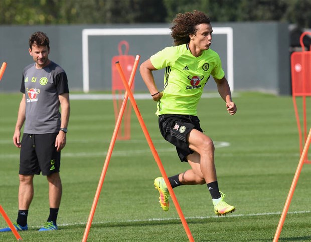 Chùm ảnh: David Luiz 'căng thẳng' tập luyện cho ngày ra mắt