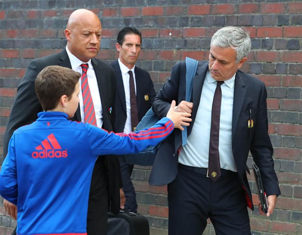 Mourinho 'không cảm xúc' đón nhận sự động viên từ fan nhí Man Utd