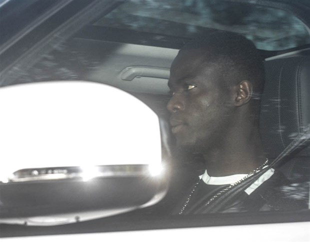 Eric Bailly khoe chiếc xe mới thứ 3 sau 3 tuần