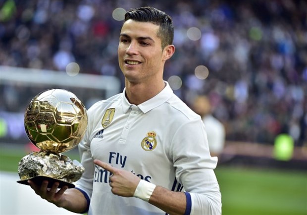 Đầu năm 2017, Ronaldo mang ra sân khoe cả 4 QBV - Bóng Đá