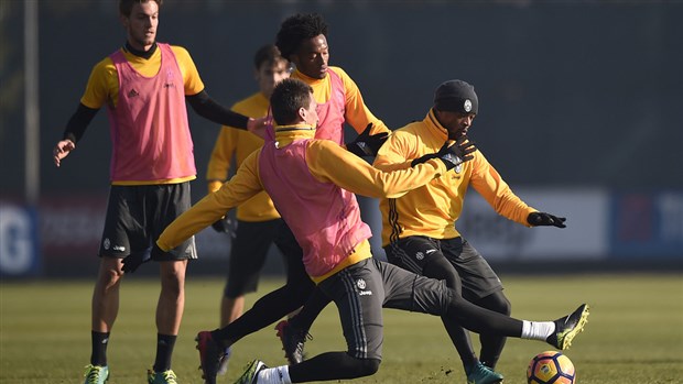 Giữa tin đồn trở lại Man Utd, Evra vẫn cày ải cùng Juventus - Bóng Đá