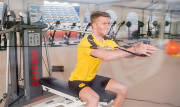 'Soái ca' Reus một mình nhăn nhó trong phòng tập của Dortmund - Bóng Đá