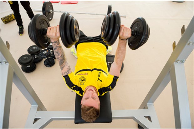 'Soái ca' Reus một mình nhăn nhó trong phòng tập của Dortmund - Bóng Đá