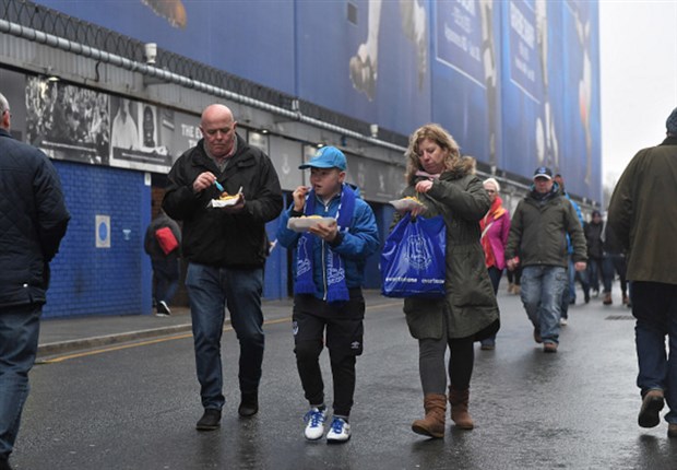 Fan Everton 'cởi tất' trước SVĐ chờ tiếp đón Man City - Bóng Đá