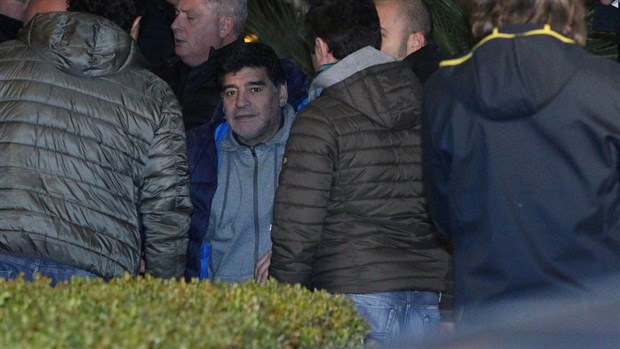Maradona được chào đón như người hùng trong ngày trở lại Napoli - Bóng Đá