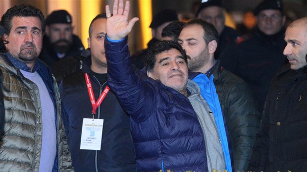 Maradona được chào đón như người hùng trong ngày trở lại Napoli - Bóng Đá