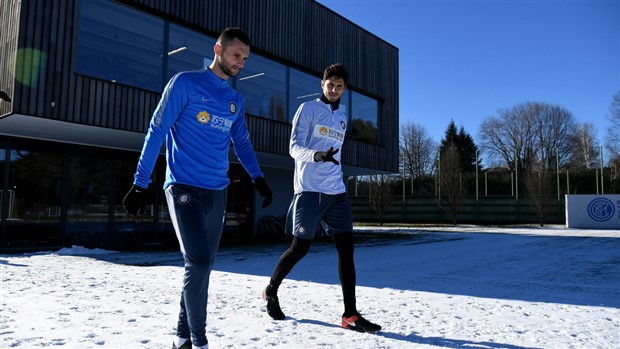 Tuyết rơi dày đặc, sao Inter kéo vào nhà tập luyện - Bóng Đá