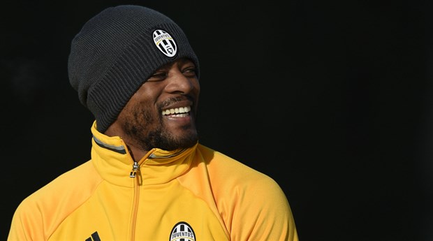 Juventus tuyên bố không cần người thay Evra - Bóng Đá